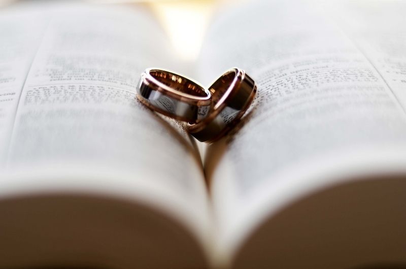 愛情的永恆見證：從結婚戒指到高級珠寶